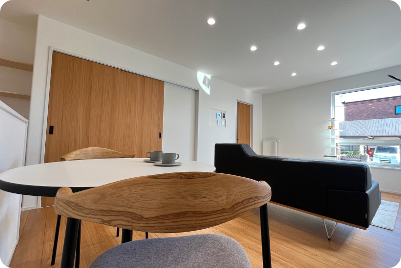 木と白が溶け合う、朝の定位置。